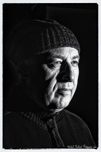 portrait d'homme au bonnet au visage buriné clair-obscur en noir et blanc - portrait au flash par le photographe de portrait à Paris Michel Richard